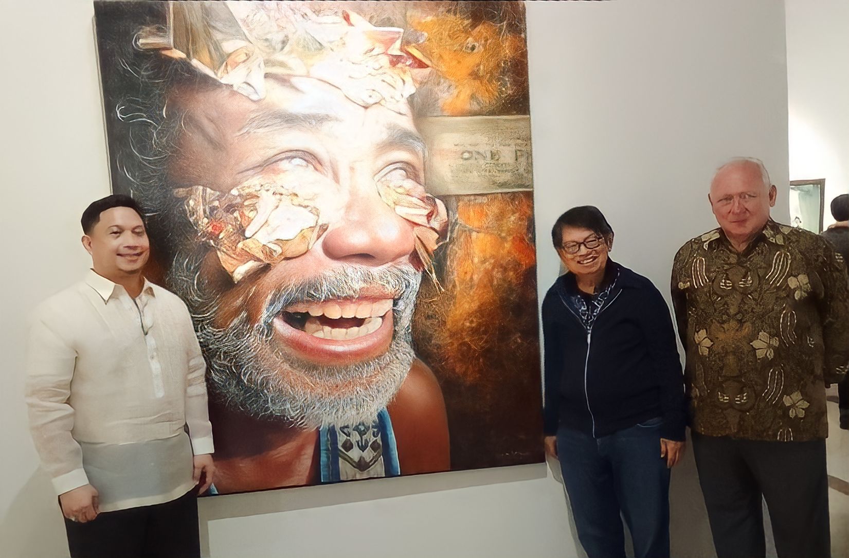 Oei Hong Djien (tengah) dan Duta Besar Filipina Bryan Lao (kiri) dengan latar belakang lukisan karya Elvin Vitor.
