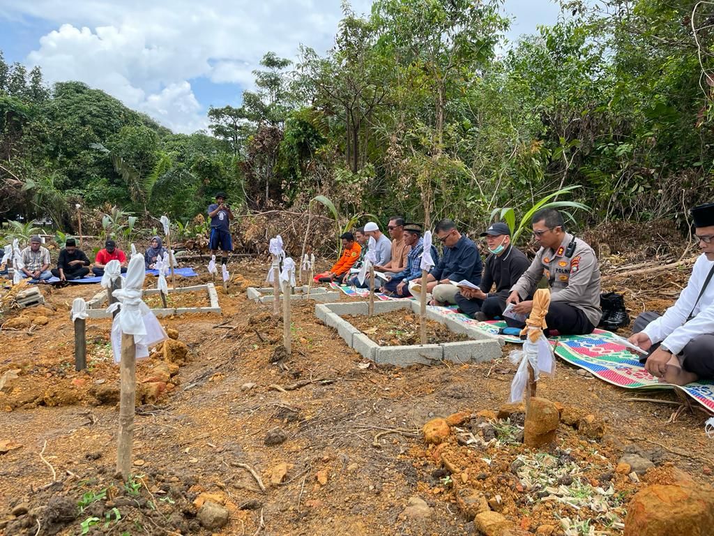 Bupati dan Wakil Bupati Natuna bersama Kapolres Natuna, Kabasarnas saat berdoa di kuburan para korban longsor Serasan-f/istimewa