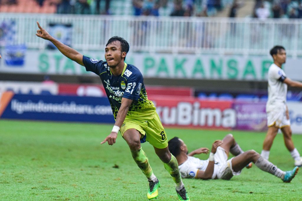 Selebrasi Pemain Persib Bandung Robi Darwis setelah mencetak gol penentu ke gawang Bali United dalam pertandingan pekan ke-31 BRI Liga 1 2022 2023 di Stadion Pakansari Cibinong, Kabupaten Bogor, Senin 20 Maret 2023 sore.*