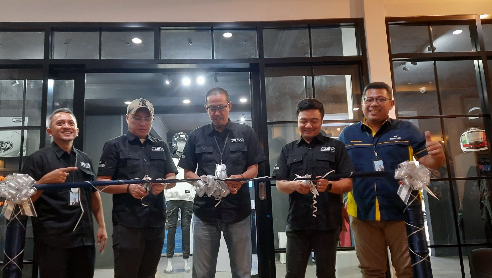 Para petinggi produsen RSV Helmets bergambar bersama dengan pejabat bank bjb Kota Bandung dalam sesi penandatanganan perjanjian kerjasama kemitraan di RSV Store's Jalan Cikutra Kota Bandung, Senin 20 Maret 2023.*