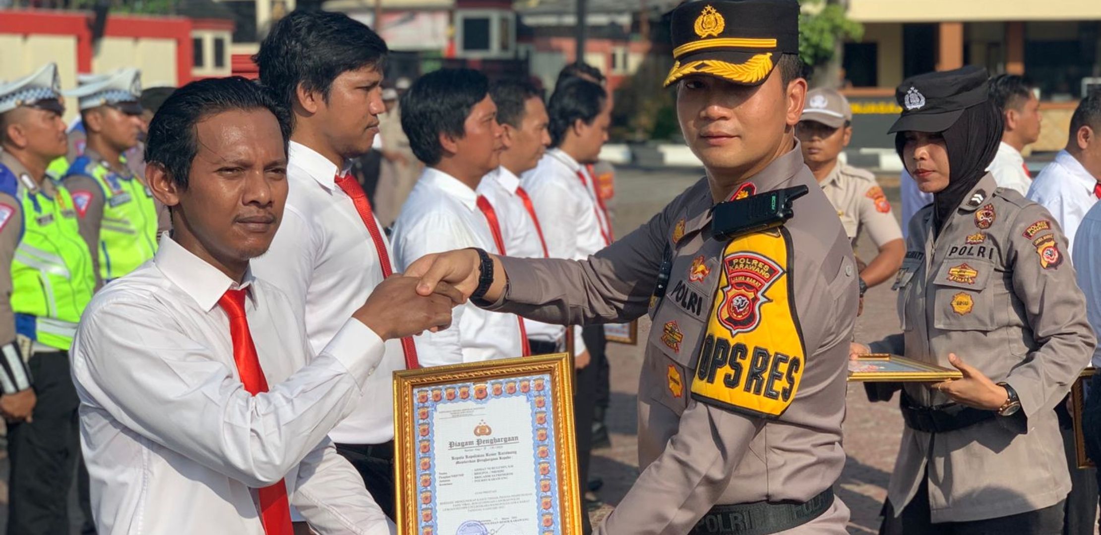 Kapolres Karawang AKBP Wirdhanto Hadicaksono saat memberikan penghargaan