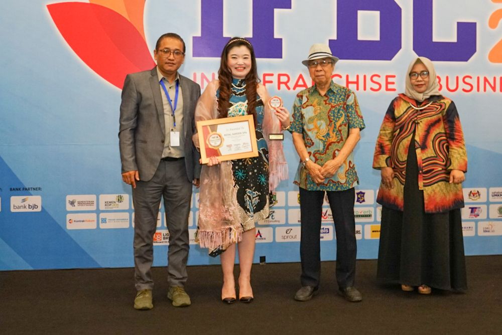 Anita Feng, ST, MM founder Royal Garden Spa mewakili Royal menerima penghargaan dari Asosiasi Franchise Indonesia yaitu: “Merek Franchise dengan Tingkat Kepuasan Franchisee Tertinggi