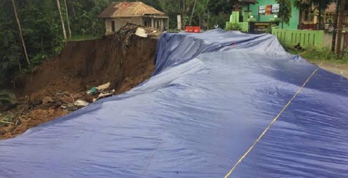 Akses jalan menju Kecamatan Parungponteng Kabupaten Tasikmalaya longsor. Hingga kini belum ditangani membuat mobilitas angkutan umum tergaganggu.*