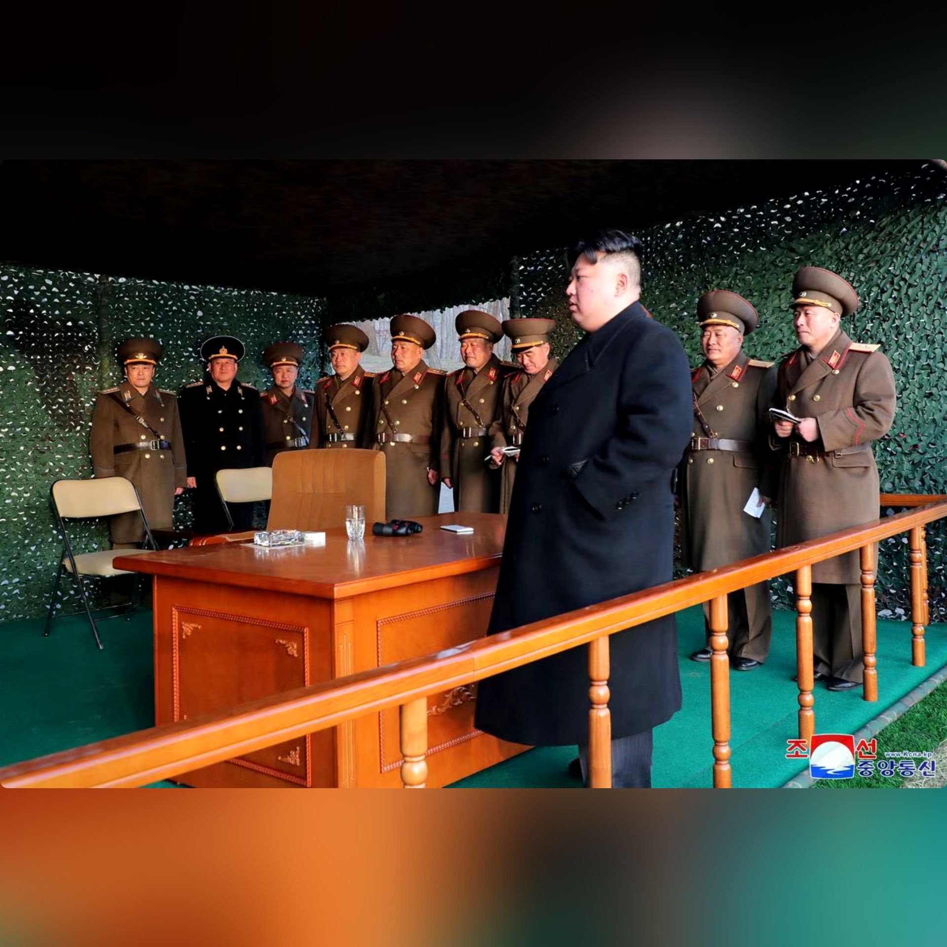 Pemimpin Korea Utara Kim Jong Un,  ketika menyaksikan latihan serangan di lokasi rahasia  Korea Utara 10 Maret 2023,  foto ini dirilis oleh Kantor Berita Pusat Korea (KCNA) Korea Utara. KCNA melalui REUTERS