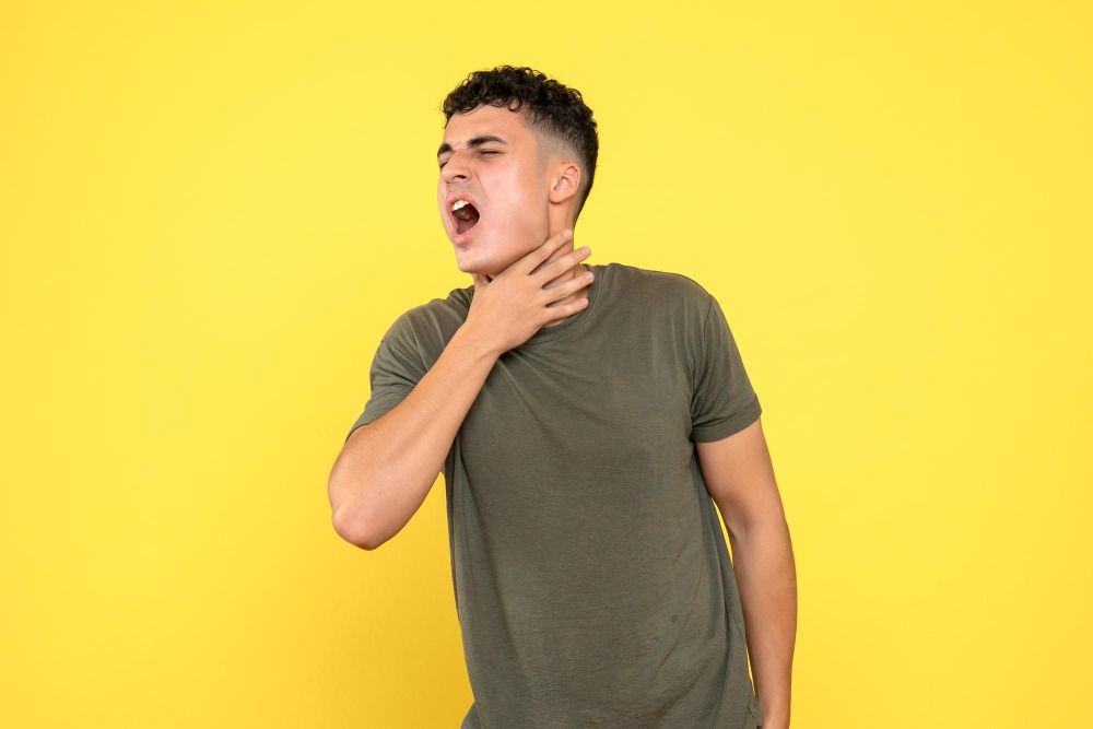 Ilustrasi seseorang merasakan sakit tenggorokan, Radang tenggorokan menjadi salah satu penyakit yang sering diderita banyak orang. Penyakit ini membuat sejumlah penderitanya tak bisa beraktifitas dengan baik
