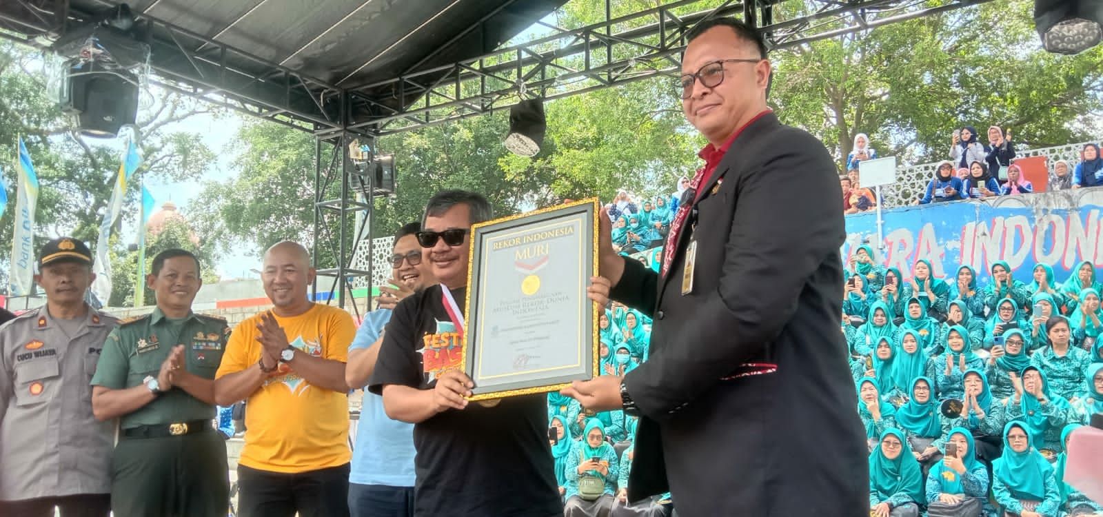 Bupati Garut Rudy Gunawan menerima medali dan sertifikat Rekor MURI dari perwakilan MURI pada kegiatan Keramasan Sambil Makan Baso Aci yang merupakan bagian dari kegiatan Festival Baso Aci Garut yang dilaksankan selama tiga hari di Alun-alun Garut.