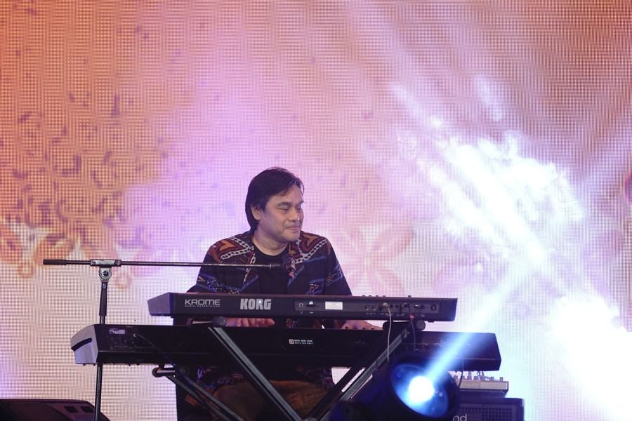 Dwiki Dharmawan di acara Konser Musik Indonesia Keren dalam perayaan Hari Musik Nasional pada 19 Maret 2023 