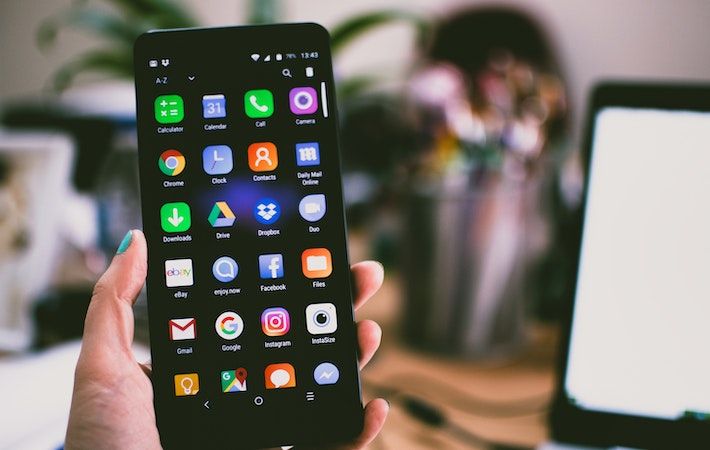 Ilustrasi Handphone dalam genggaman, cara melacak HP yang hilang tanpa menggunakan email maupun GPS, dengan mudah dan cepat lewat Google, WhatsApp, maupun Aplikasi.
