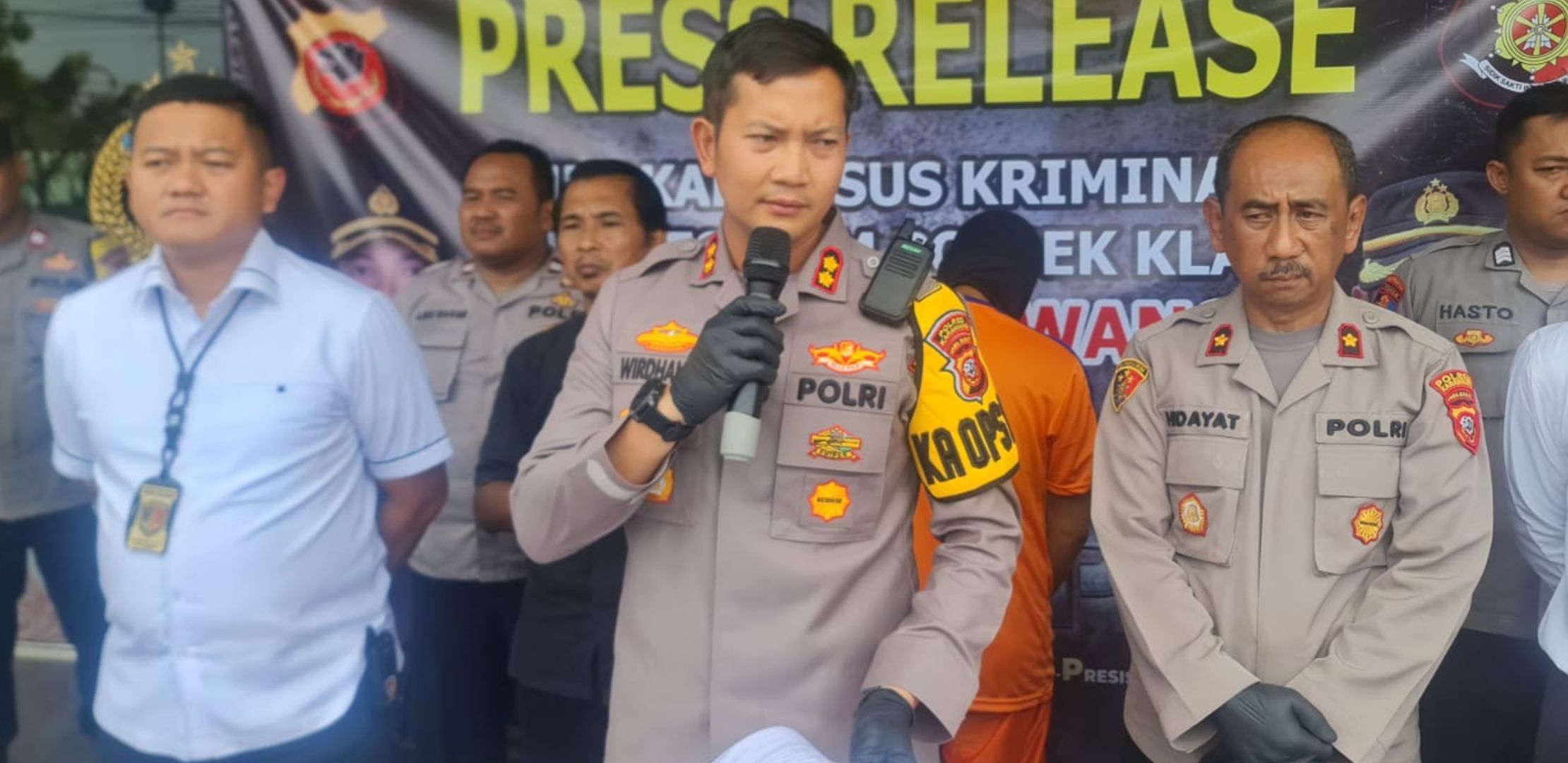 Kapolres Karawang AKBP Wirdhanto Hadicaksono saat memberikan keterang pers