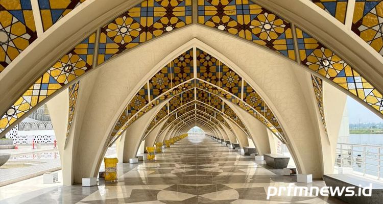 Lorong Masjid Al Jabbar Senin, 20 Maret 2023.