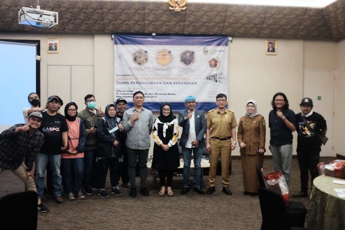 Para nasarumber dan Pokja PWI Gedung Sate berfoto bersama usai acara Galang Aspirasi Politik (Gaspol) di Jalan Citarum, Bandung, Senin, 20 Maret 2023./IST