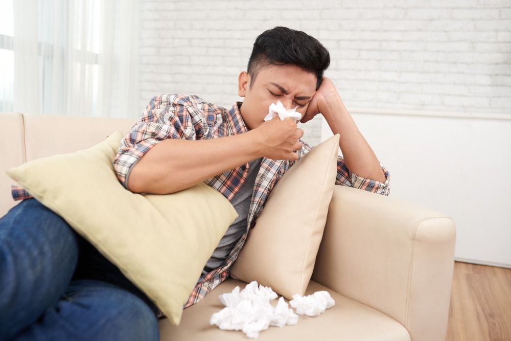 Ilustrasi penderita flu, Flu menjadi salah satu penyakit yang sering diderita banyak orang, hal itu membuat sejumlah penderitanya tak bisa beraktifitas dengan baik. Lalu, bagaimana cara mengatasinya?