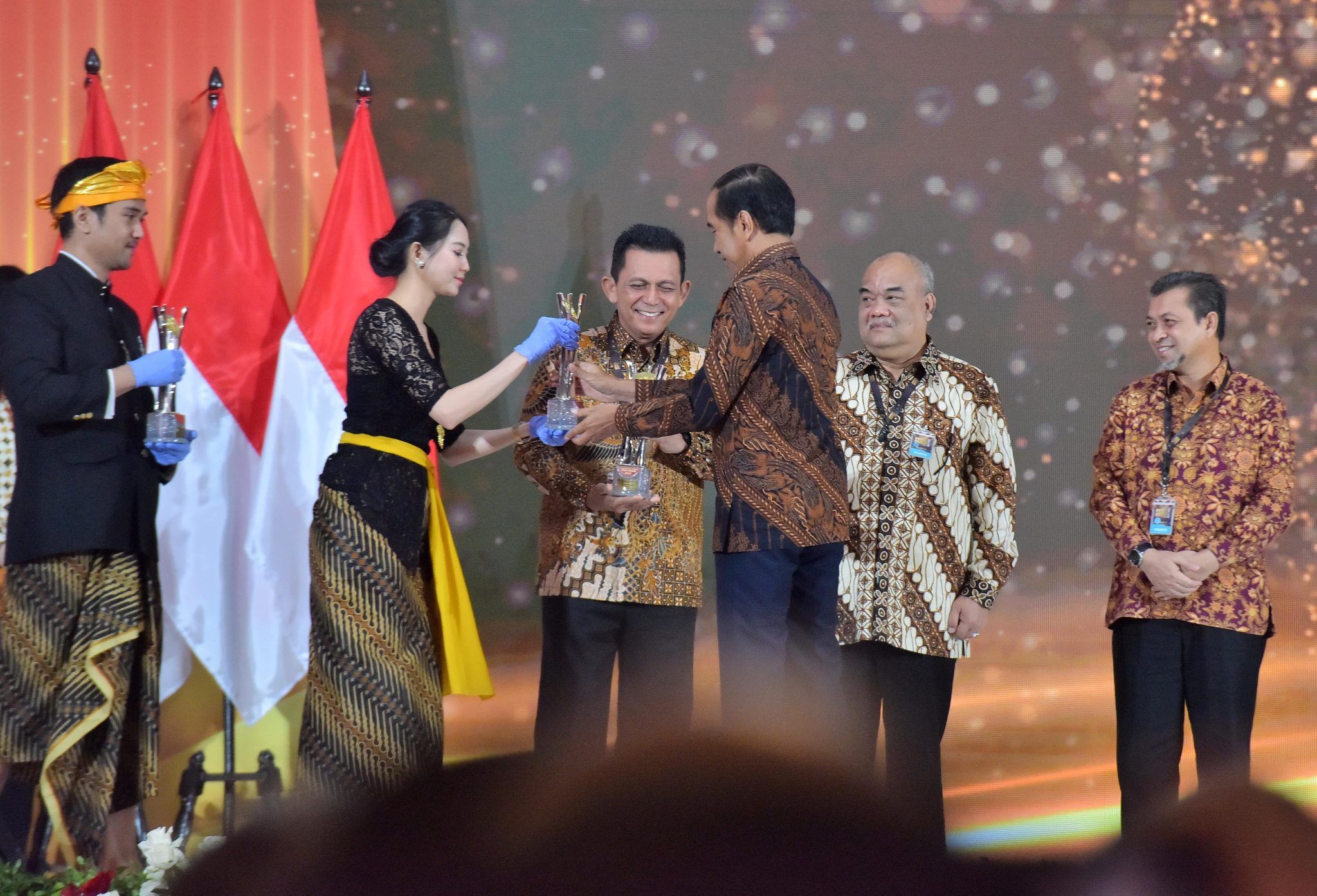 Presiden Jokowi Beri Penghargaan Atas Kontribusi Berbagai Pihak Dalam Penanganan COVID-19.