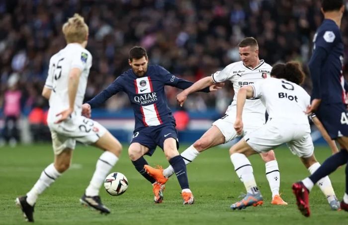 Pemain PSG Lionel Messi (kedua kiri) berduel untuk memperebutkan bola dengan gelandang Rennes Benjamin Bourigeaud (tengah kanan) dalam pertandingan pekan ke-28 Liga Prancis di Parc des Princes pada 20 Maret 2023. ANTARA/AFP/ANNE-CHRISTINE POUJOULAT