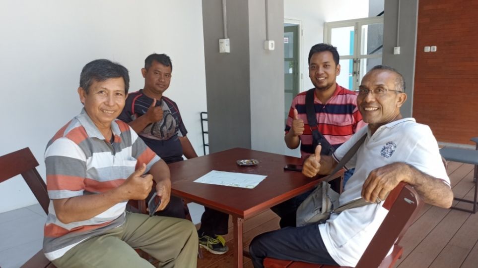Koordinator UMKM (paling kanan baju putih) bersama panitia pasar kuliner TWT Sobo
