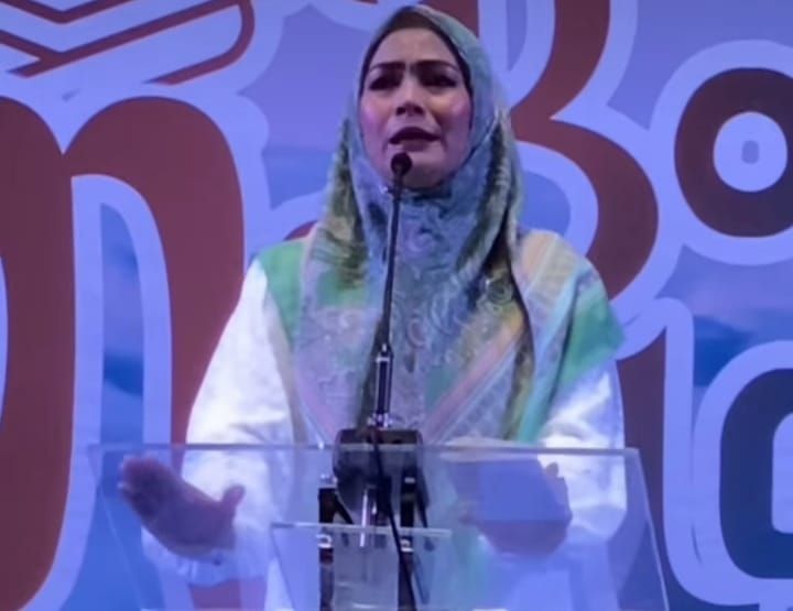 Ketua TP PKK kota Bogor, Yane Ardian sebagai penggagas Bogor Mengaji, saat berbicara dihadapan wisudawan dan wisudawati yang telah lulus mengaji dan dapat membaca Al-Quran/Instagram@bimaaryasugiarto//
