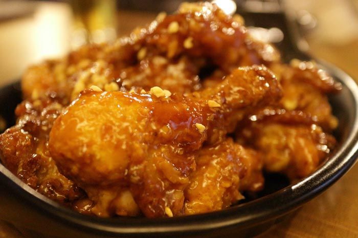 Ilustrasi Hidangan Ayam Goreng saus pedaa ala Korea