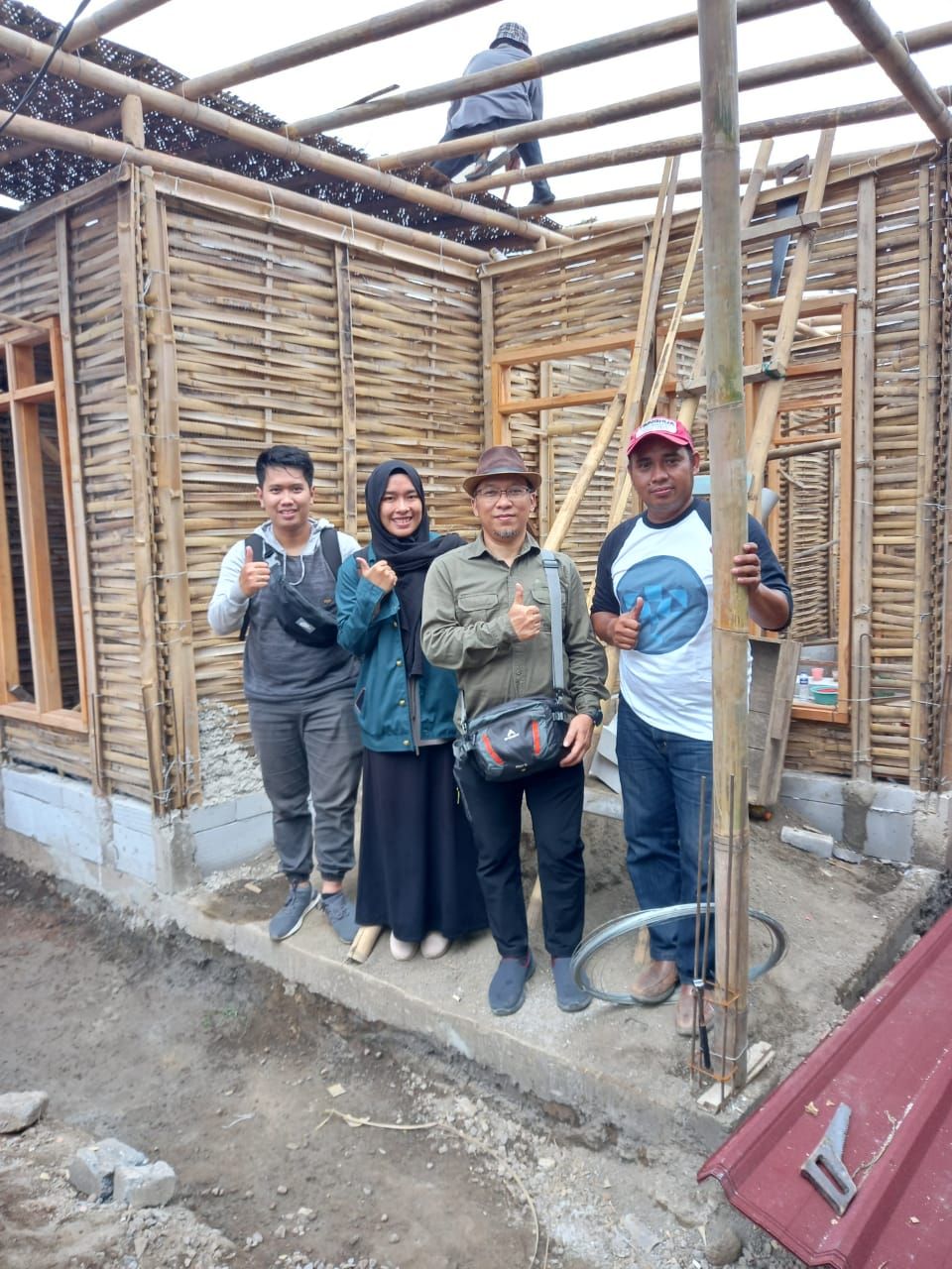 Komisariat Ikatan Alumni ITB {IA ITB) angkatan 97 "Syner97" yang diprakarsai oleh Tim Pembangunan Rumah Bambu Plester (Mabuter) berhasil membangun rumah bambu plester untuk korban gempa Cianjur 