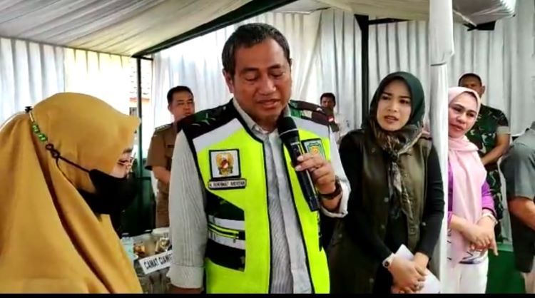 Direktur Utama Puspita Cipta Galeri, H. Rokmat Ardiyan tersentuh ketika mengetahui ada dua warga yang terkena penyakit jantung bocor.