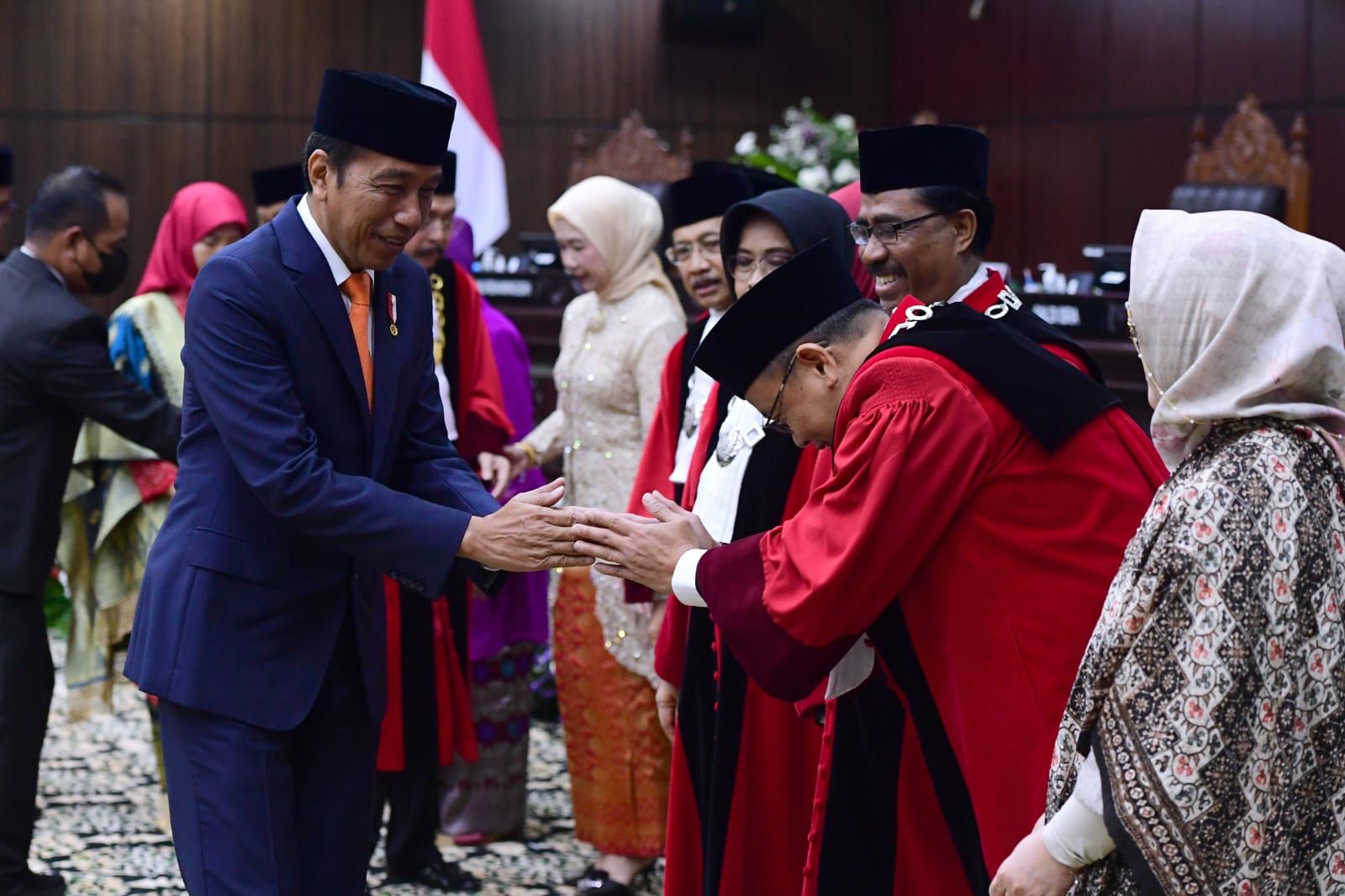 Presiden Joko Widodo menyaksikan secara langsung pengucapan sumpah jabatan Anwar Usman dan Saldi Isra sebagai Ketua dan Wakil Ketua Mahkamah Konstitusi (MK) masa jabatan 2023-2028 di Ruang Sidang Pleno Gedung I MK, Jakarta, pada Senin, 20 Maret 2023.