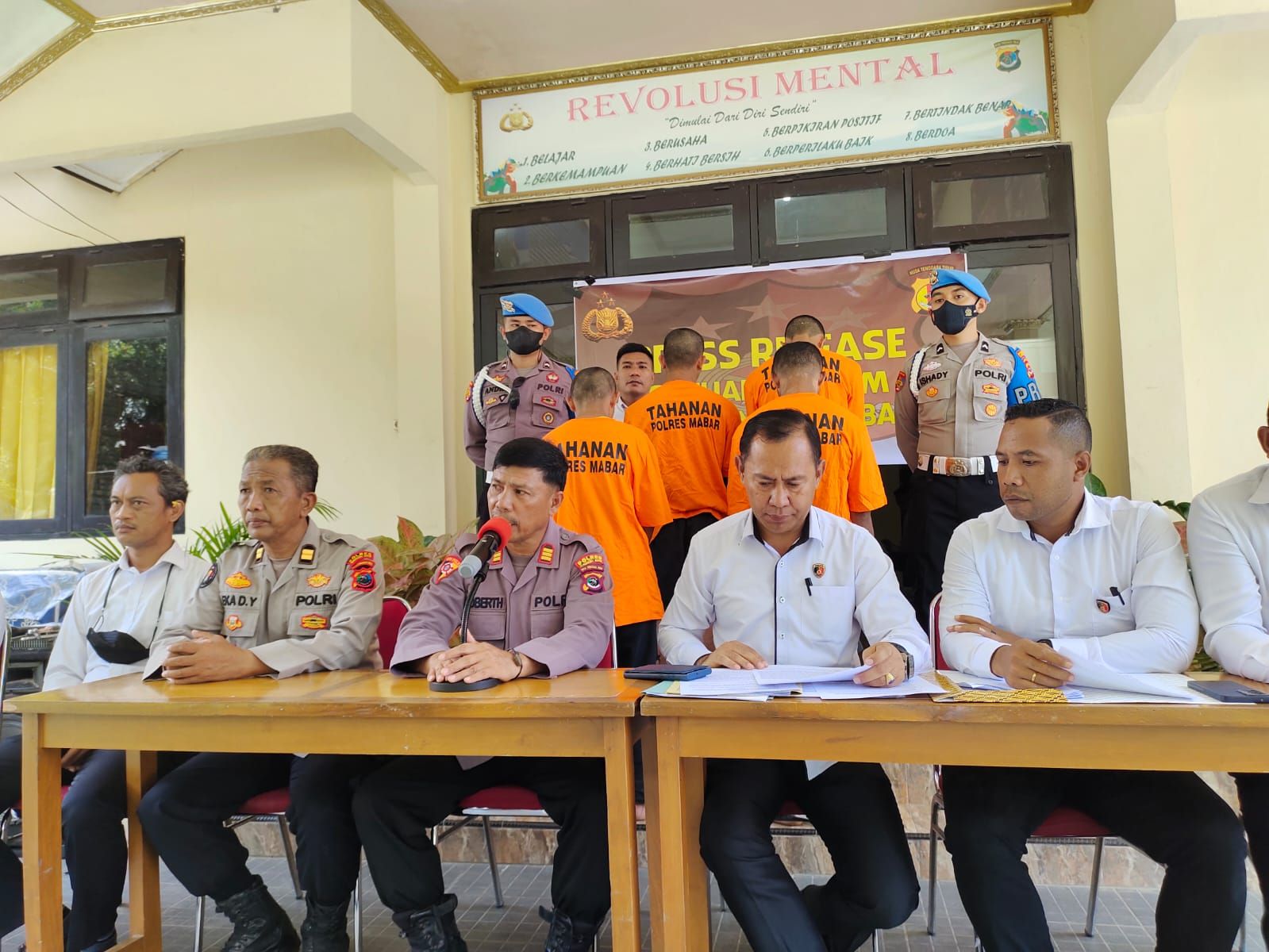 Satuan Reserse dan Kriminal (Reskrim) Polres Manggarai Barat, memberikan keterangan Pers atas dugaan korupsi proyek Pekerjaan lanjutan Boardwalk Wisata Gua Rangko, pada Senin (20/3/2023) siang.