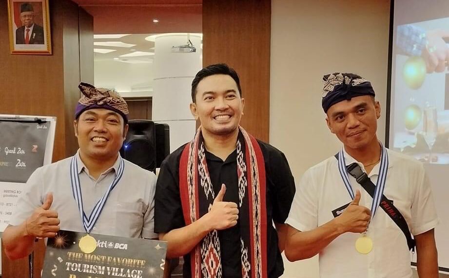 Wayan Gede Ardika (kiri) dan Made Suparsa (kanan) ketika berhasil memborong 3 juara dalam RAKORNAS Desa Wisata Binaan BCA di Jakarta