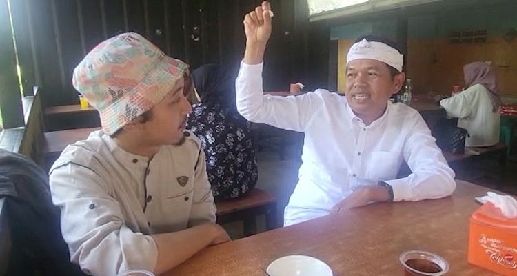Anggota DPR RI Dedi Mulyadi menemui mantan guru honorer di SMK Telkom Sekar Kemuning, Kota Cirebon M. Sabil Fadhillah (34) yang viral karena berkomentar ‘maneh’ di Instagram (IG) Gubernur Jawa Barat Ridwan Kamil.