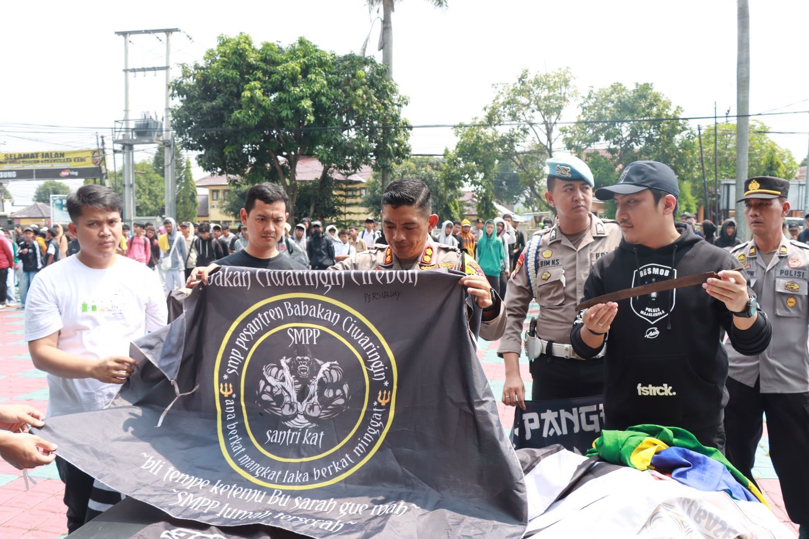 Satuan Reserse Polres Majalengka amanakan tiga remaja atas dugaan membawa senjata tajam.