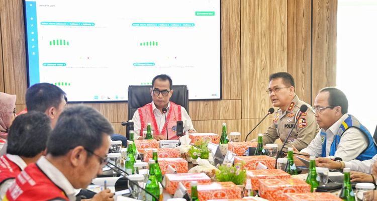 Menhub Budi Karya Sumadi dalam rapat koordinasi di Kantor Jasa Marga Km 70B Gerbang Tol Cikampek Utama pada Minggu, 19 Maret 2023 lalu. Dalam rapat tersebut dibahas mengenai persiapan mudik lebaran 2023 yang diprediksi meningkat.