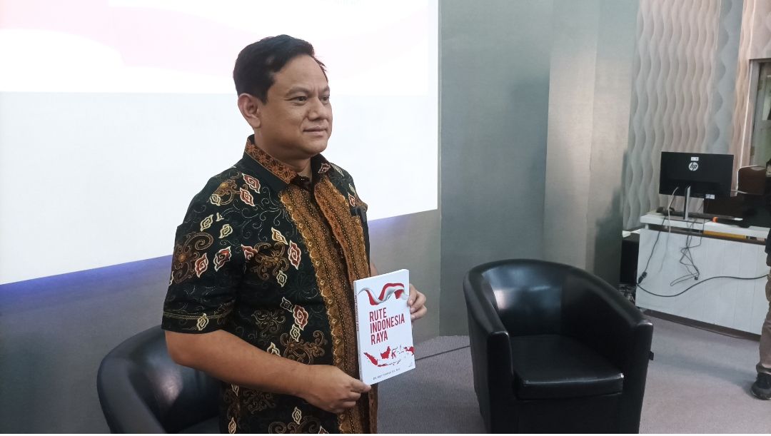 ANGGOTA DPRD Jabar dari Fraksi PDI Perjuangan Abdy Yuhana saat memperlihatkan buku yang baru diterbitkannya berjudul Rute Indonesia Raya, di Universitas Katolik Parahyangan di Jalan Ciumbuleuit, Kota Bandung pada Senin 20 Maret 2023
