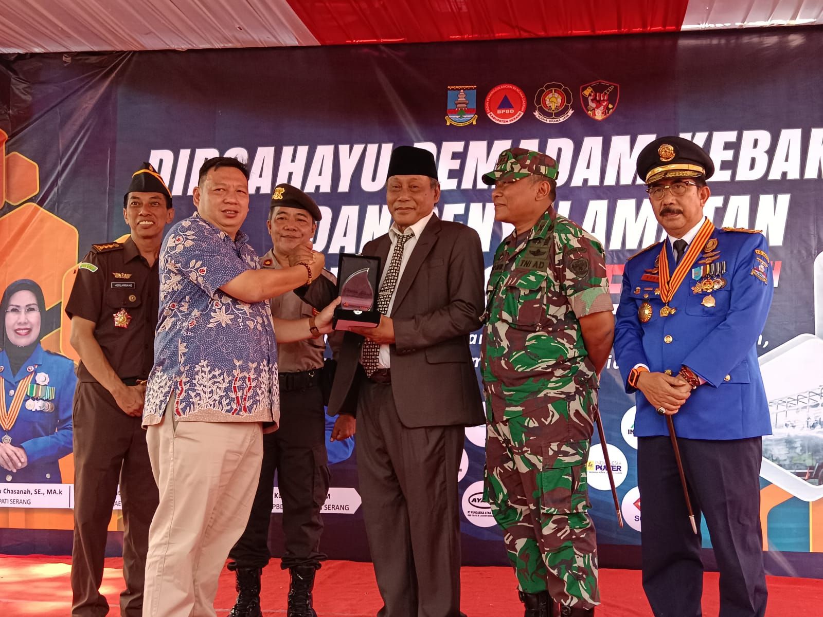 Wakil Bupati Serang Pandji Tirtayasa saat menerima plakat dari pimpinan Modern Cikande dalam momen HUT ke 104 Damkar tingkat Kabupaten Serang di kawasan modern industri Cikande, Senin 20 Maret 2023. 