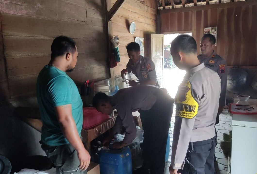 Anggota Polres Grobogan mengamankan miras jenis arak di Dusun Plumpungan, Desa Banjardowo, Kradenan, Grobogan, Senin 20 Maret 2023. 