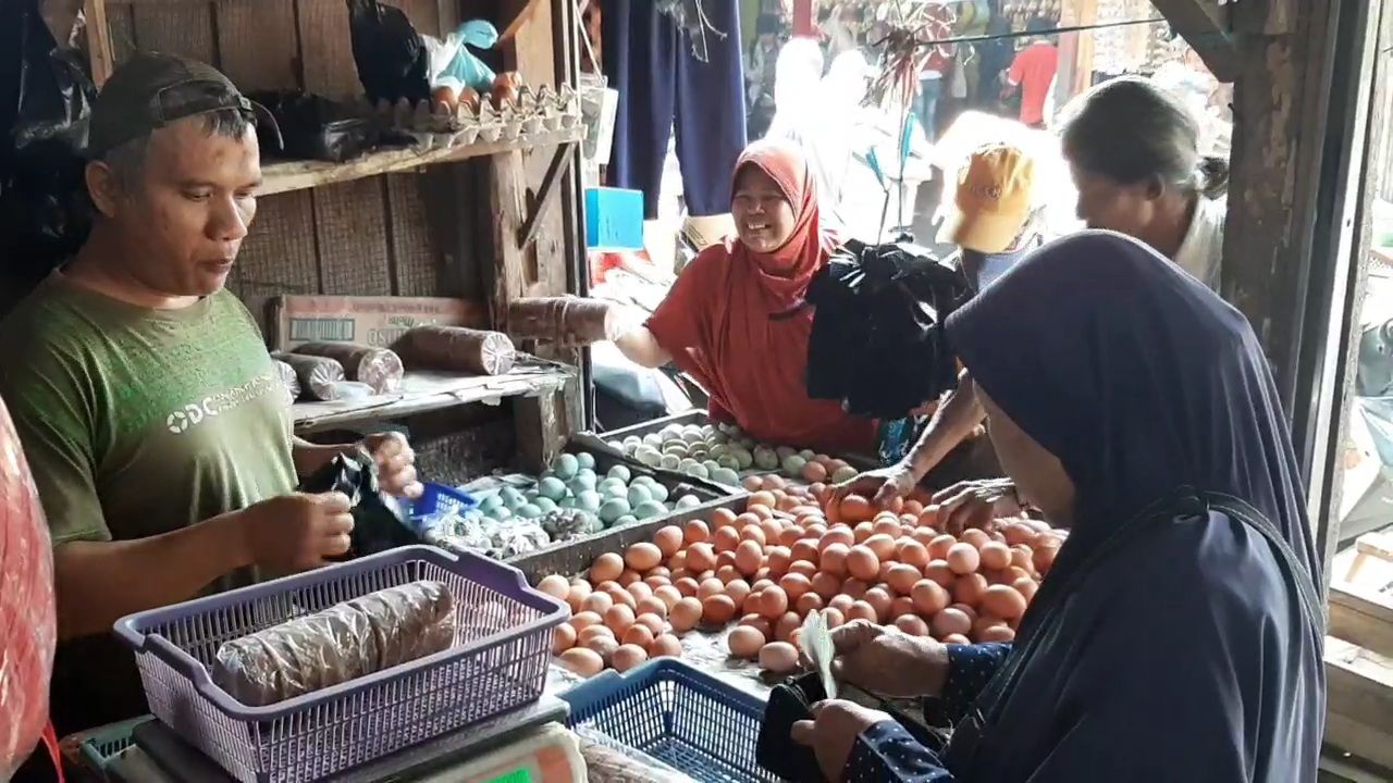 Sejumlah harga kebutuhan pokok seperti telur dan daging ayam di Pasar Tradisional Singaparna Kabupaten Tasikmalaya terpantau terus naik, Senin 20 Maret 2023.*