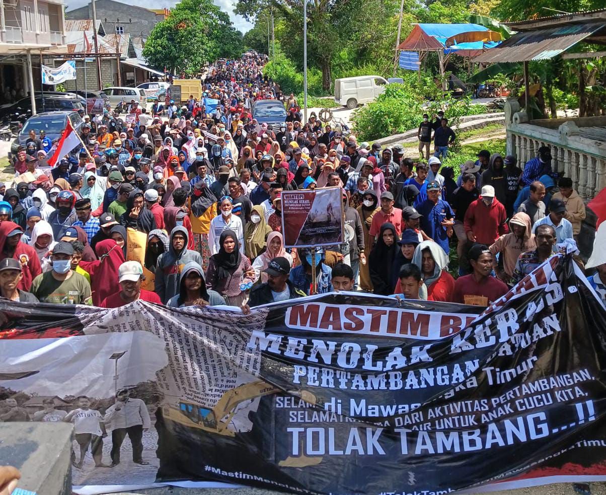 Ribuan massa aksi demo di Kantor Bupati Buton Tengah (Buteng), tolak rencana pemberlakuan Izin Usaha Pertambangan (IUP) tambang batu gamping.