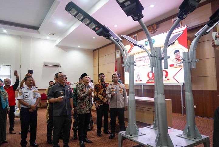 Wali Kota Cilegon Helldy Agustian melihat sejumlah Lampu PJU Tenaga Surya yang merupakan bantuan atau hibah dari LPH BDH, Senin 20 Maret 2023.