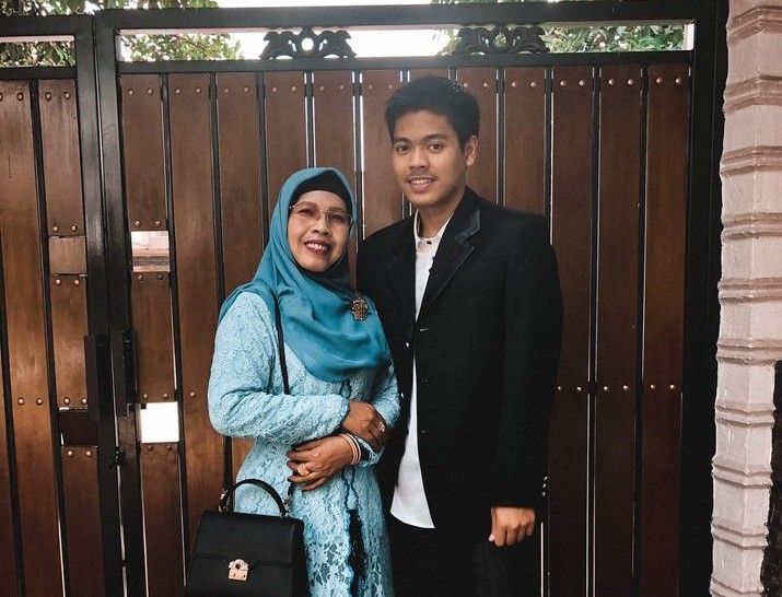 Syabda Perkasa Belawa bersama ibunya Anik Sulistyowat. Kronologi Syabda mengalami kecelakaan di tol Pemalang dan meninggal dunia.