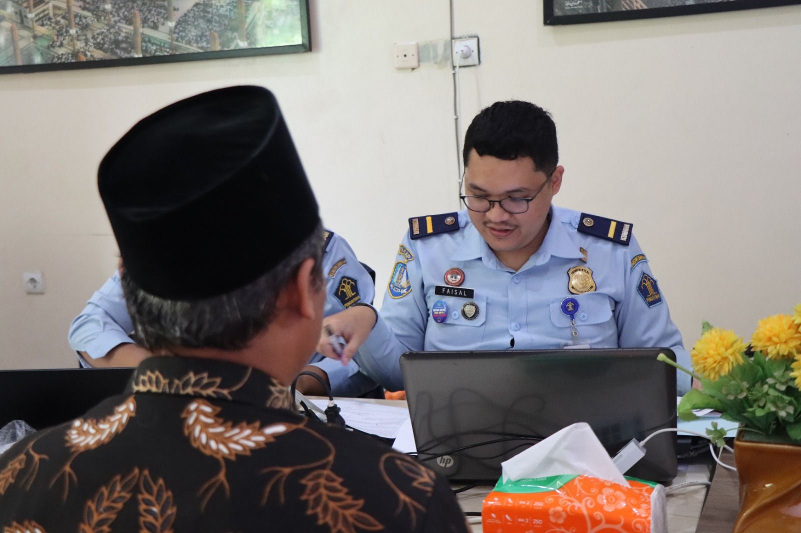Dalam rangka menyambut Ibadah Haji tahun 2023, Kantor Imigrasi Cilacap menggelar Layanan Paspor Haji On The Spot bagi masyarakat Kabupaten Cilacap, Senin (20/3).