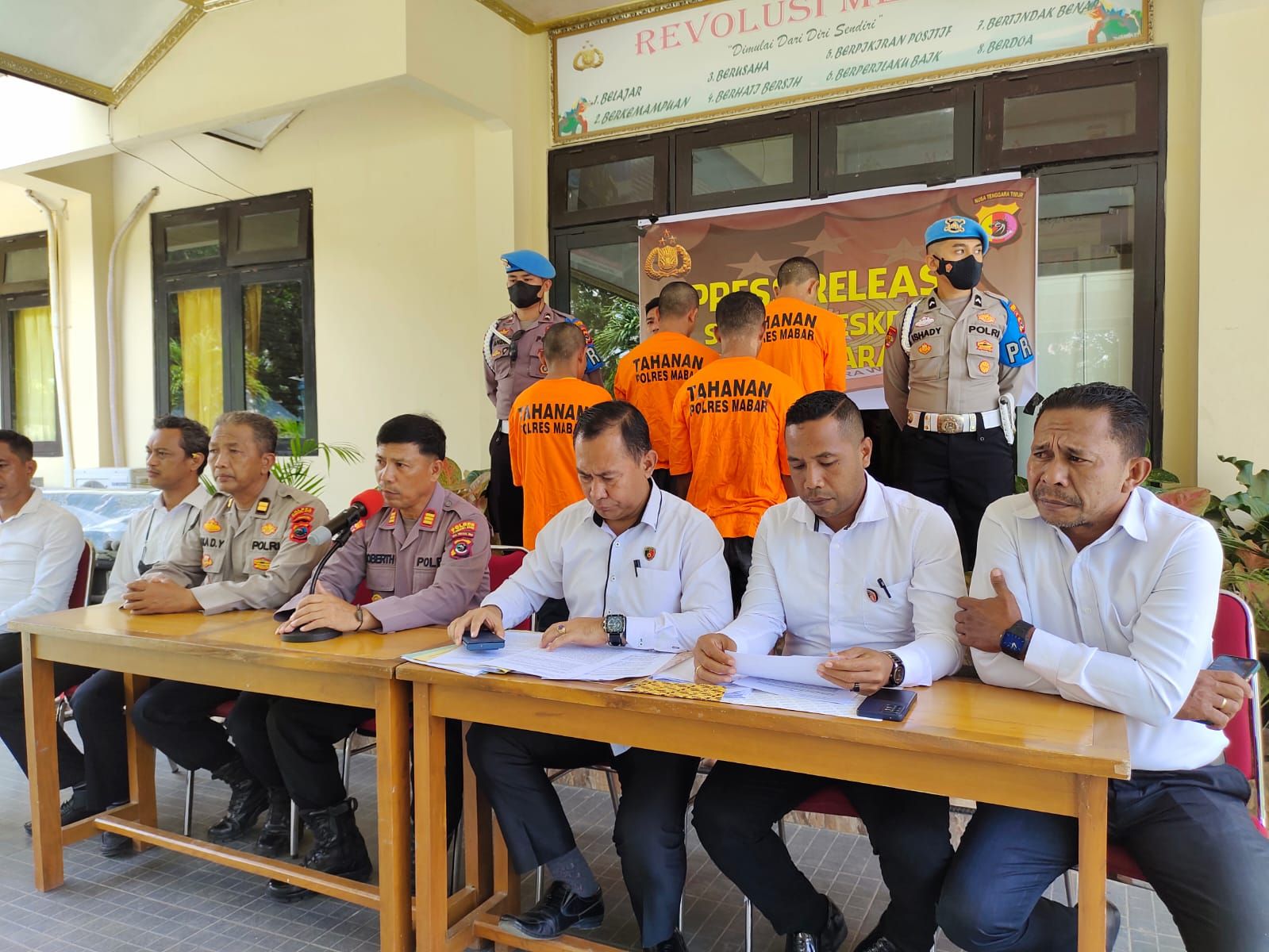 Polres Manggarai Barat (Mabar) tetapkan 2 orang tersangka kasus dugaan tindak pidana perambahan hutan negara, di kawasan Konservasi Sumber Daya Alam (KSDA) Wae Wu’ul, Kecamatan Komodo, Kabupaten Manggarai Barat, NTT.