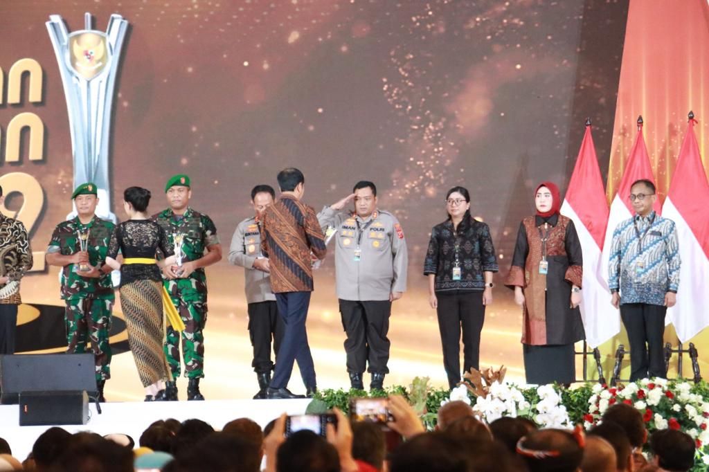 Polres Bogor terima penghargaan ppkm award 2023 dari presiden RI Joko Widodo