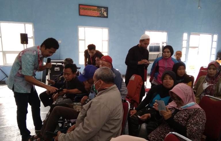 Puluhan penyandang disabilitas di Kota Cimahi dilatih untuk membuka usaha ritel online di SLBN A Citeureup, Kota Cimahi, Selasa 21 Maret 2023.
