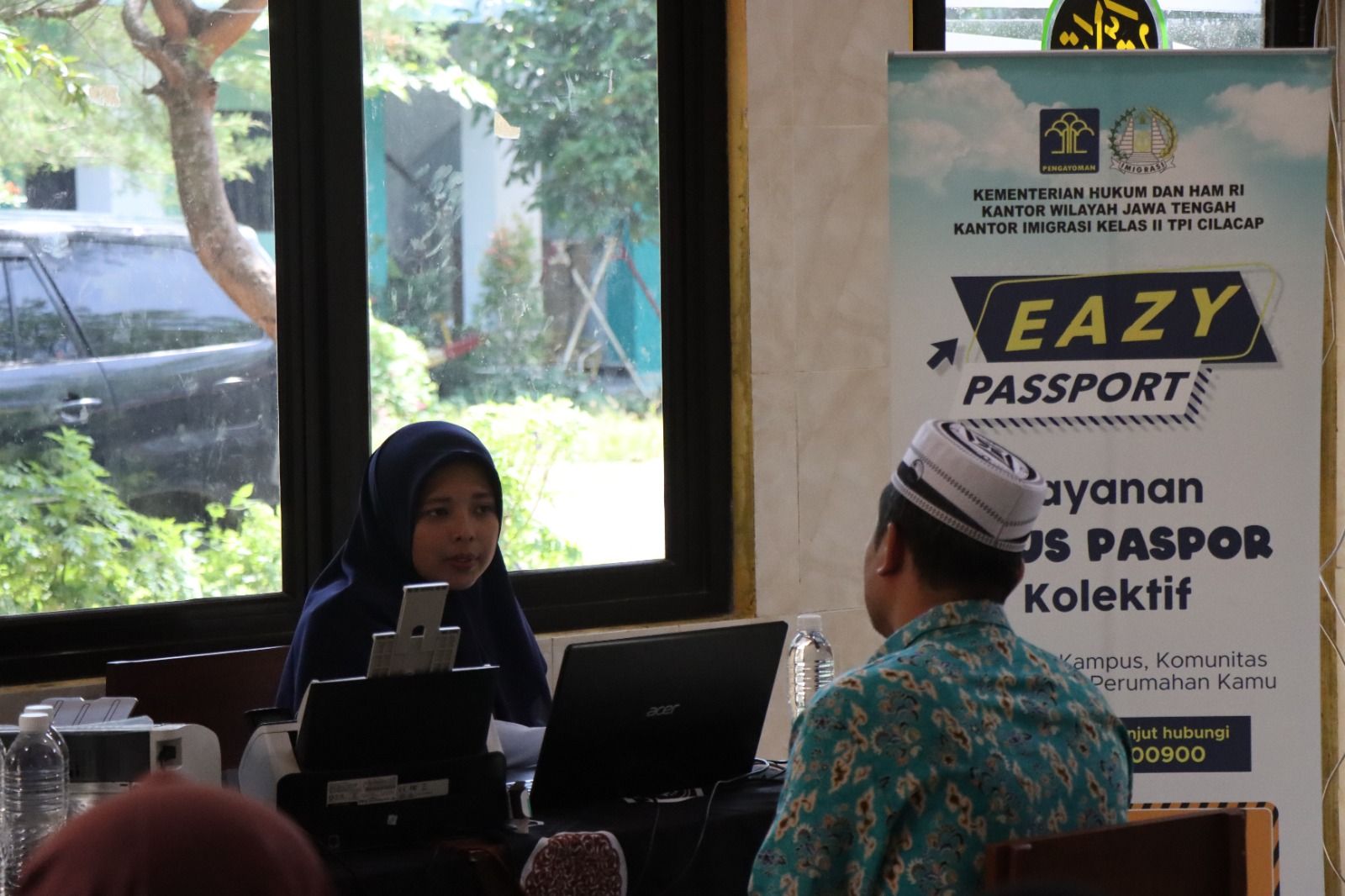 Kantor Imigrasi Cilacap memberikan layanan Eazy Passport di Pondok Pesantren Al-Falah Purwokerto, Selasa (21/3).