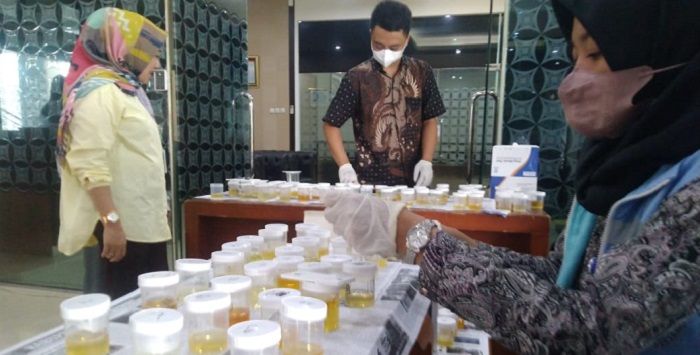 Tes urine di Setda Pemkot Tasikmalaya.*kabar-priangan.com/istimewa