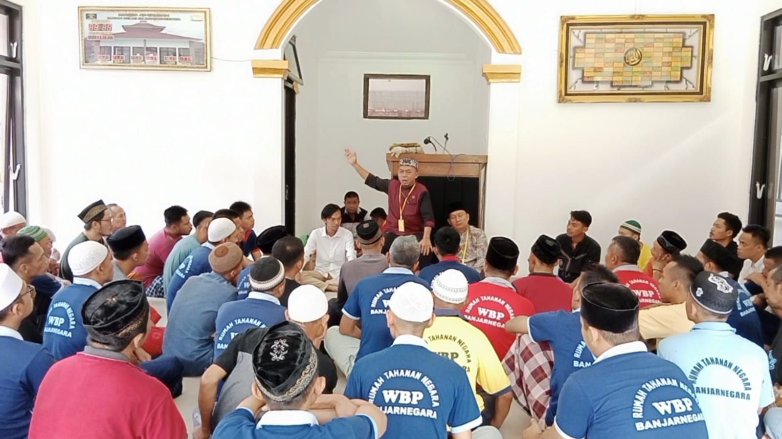 Ustadz Anwar Subekti (Kang Anwar) yang juga Founder Teras Hijrah memberikan Tarhib Ramadhan kepada warga binaan Rumah Tahanan (Rutan) Banjarnegara