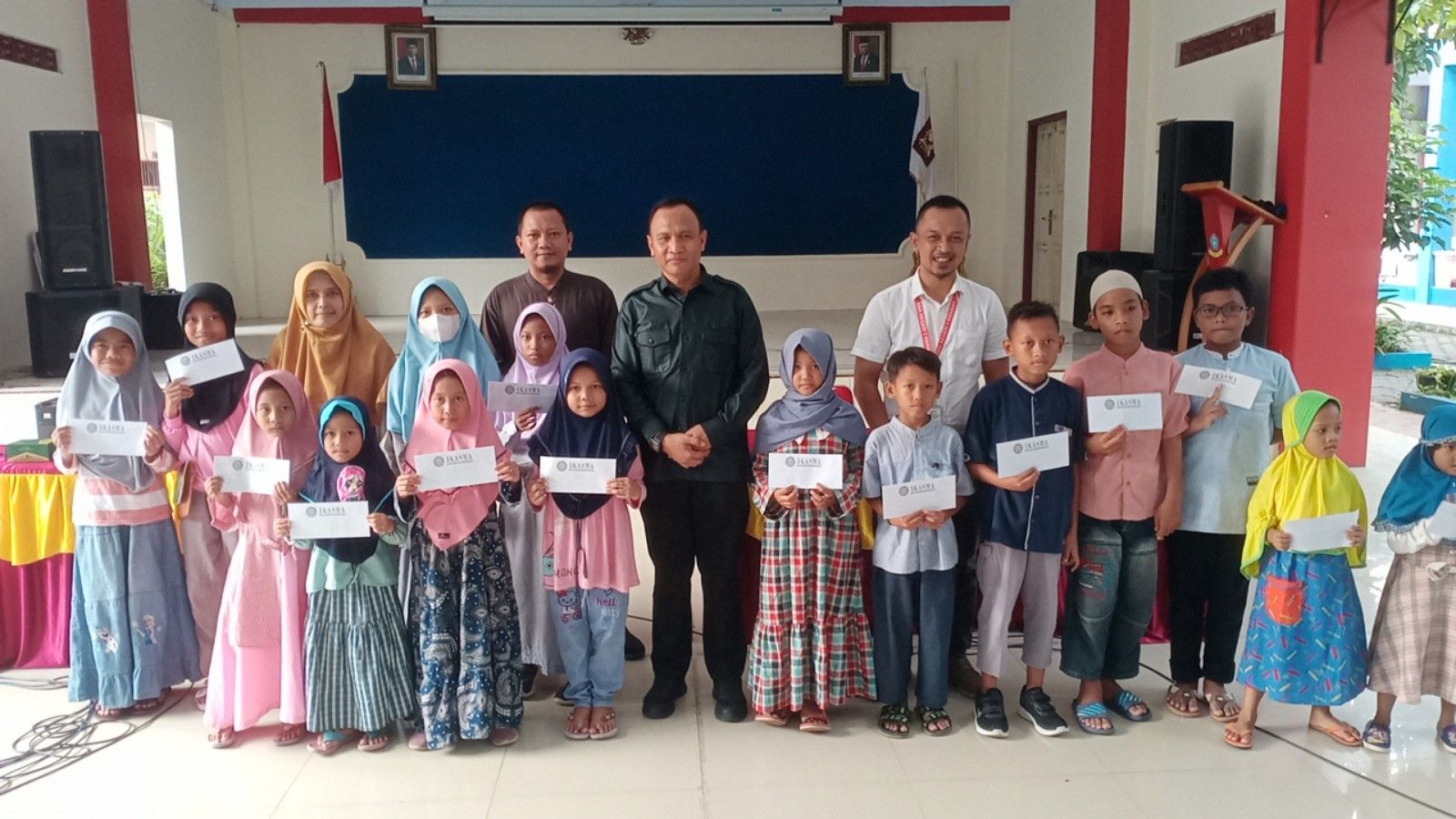Ketua Umum IKASMA Tegal memberikan santunan kepada anak yatim piatu menyambut bulan suci Ramadhan