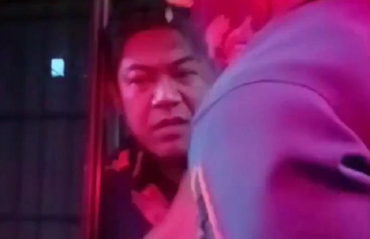 Petugas tol Jasa Marga halangi damkar yang mau melintas di Gerbang Tol Jatiwarna 1, Bekasi, Jawa Barat, Senin 20 Maret 2023.