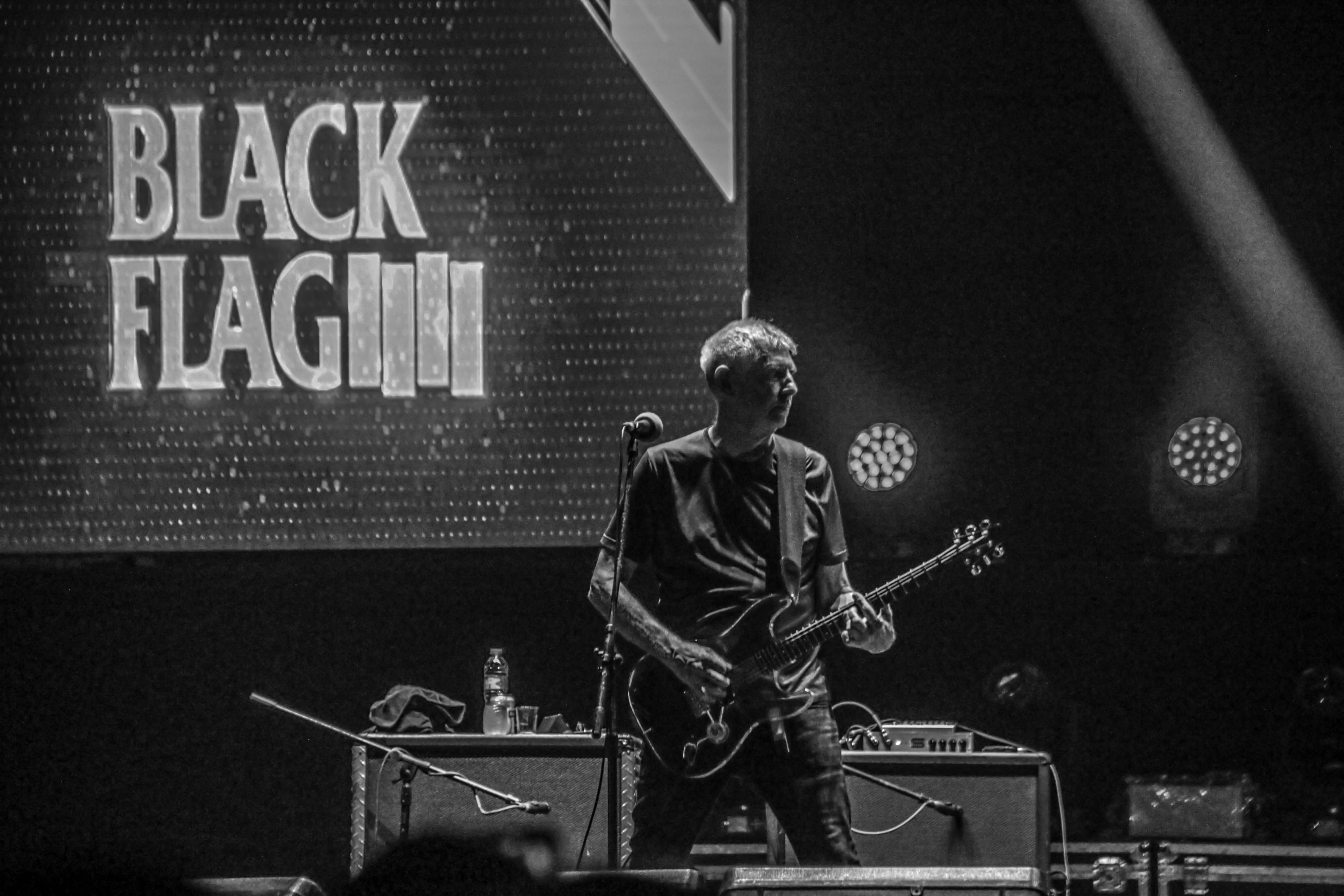 Greg Ginn (kiri) satu-satunya anggota asli Black Flag, tampil di Hammersonic, Jakarta, Minggu, 19 Maret 2023.