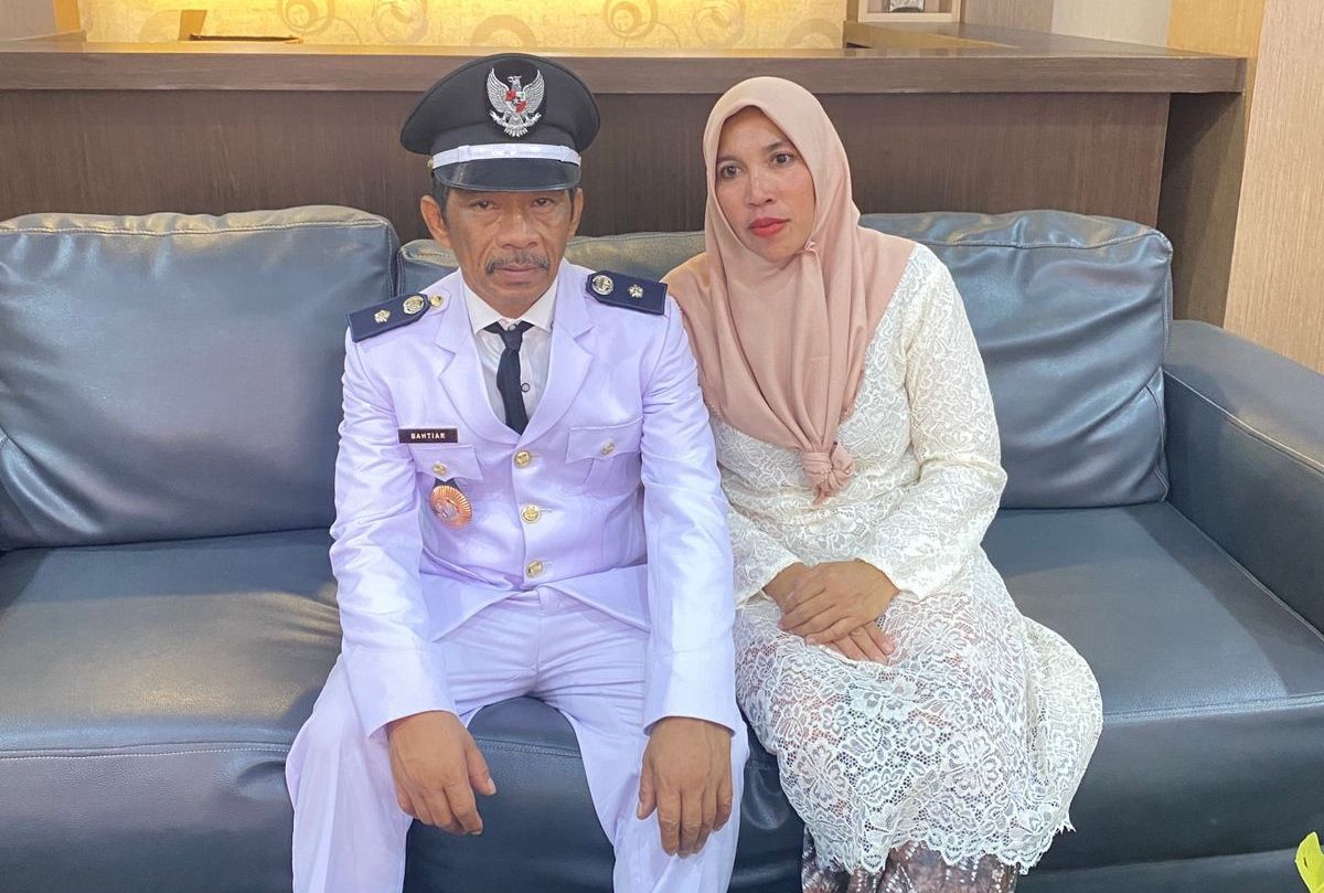 Bahtiar bersama Isteri, Kepala Desa Pandamaran Jaya Kecamatan Satui, Tanah Bumbu