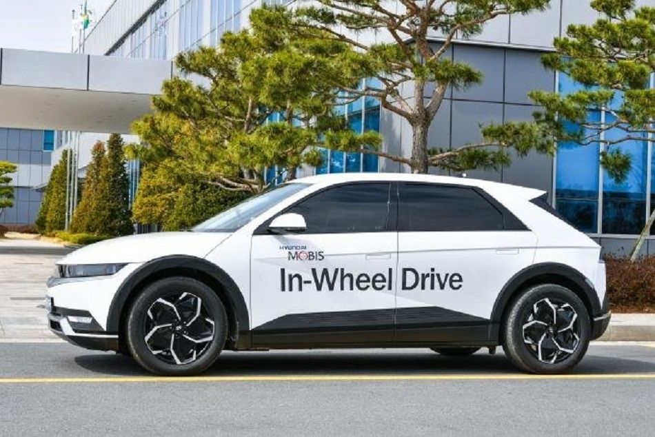 Hyundai Mobis menguji kendaraan listrik di Korea Selatan untuk penggerak motor in-wheel dan roda berputar 90 derajat.*
