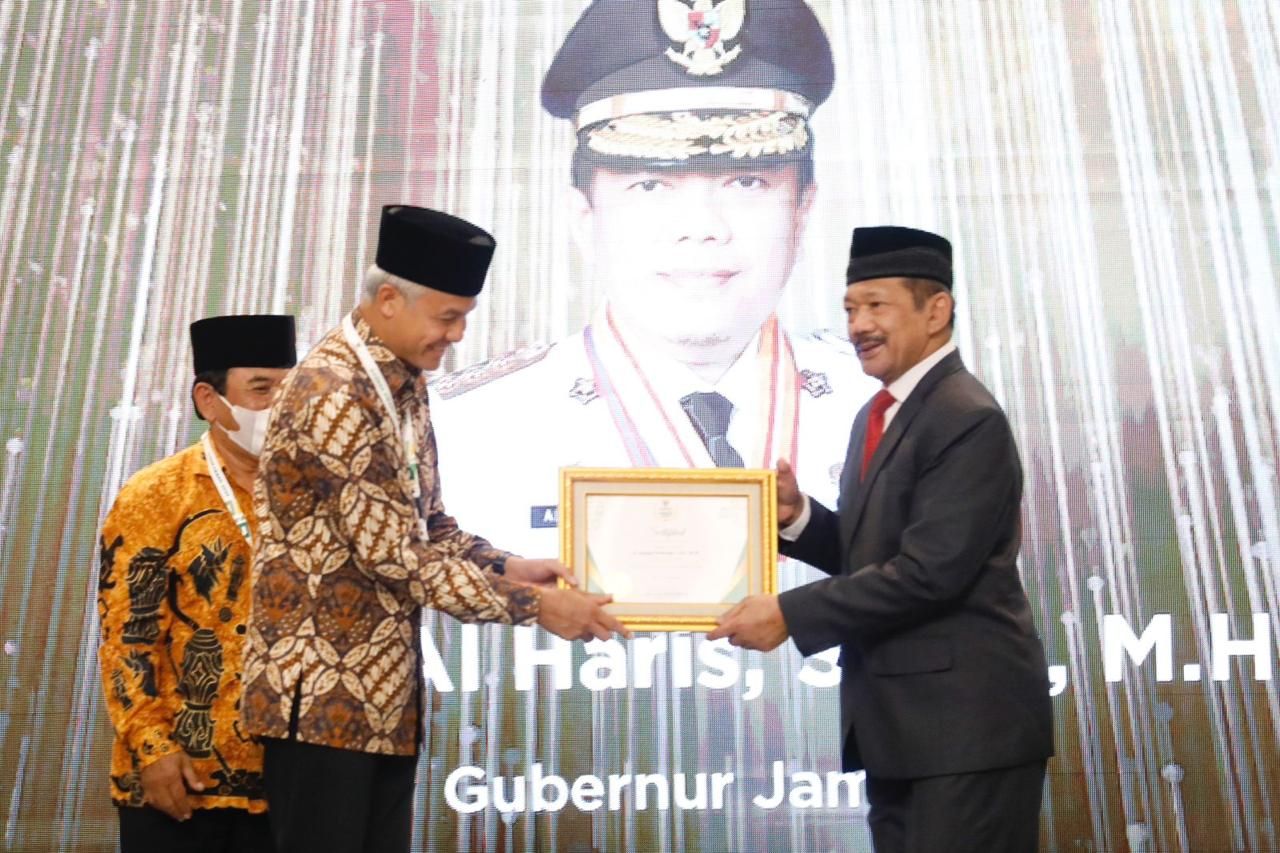 Ganjar Pranowo mendapat penghargaan sebagai Gubernur Pendukung Utama Pengelolaan Zakat di Indonesia dari Baznas Award 2023 di Hotel Grand Sahid Jakarta, Senin 21 Maret 2023. Humas Jateng.