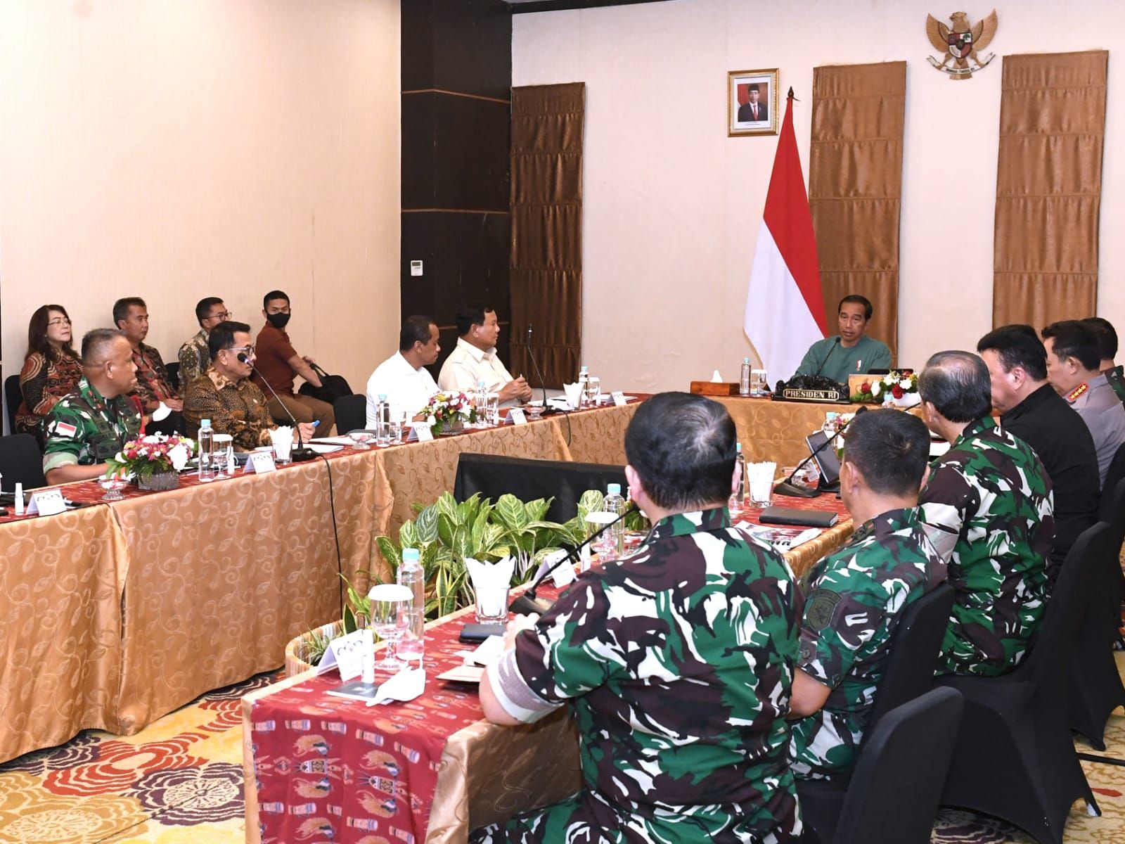 Presiden Joko Widodo menggelar rapat terbatas bersama jajaran pengamanan wilayah Provinsi Papua pada Senin, 20 Maret 2023, di Ruang Cendrawasih, Swiss-belhotel Jayapura, Kota Jayapura.
